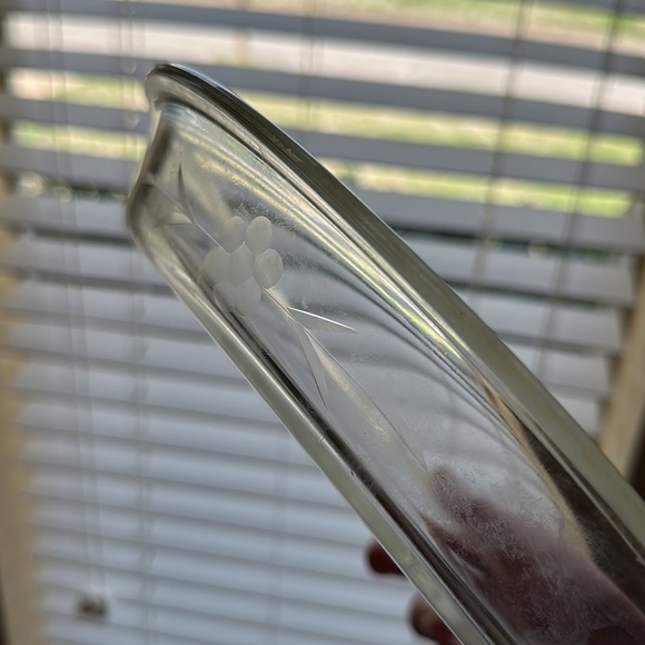 Vintage Pyrex Deep Dish Pie Plate with Rare Berry Etched Design and Cutting Grid - Picture 3 of 4